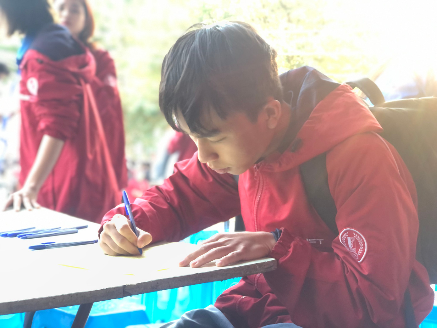 Bạn Phan Minh Trúc chăm chú làm thủ tục đăng ký hiến máu tình nguyện từ sáng sớm. Bạn Phan Minh Trúc chăm chú làm thủ tục đăng ký hiến máu tình nguyện từ sáng sớm.