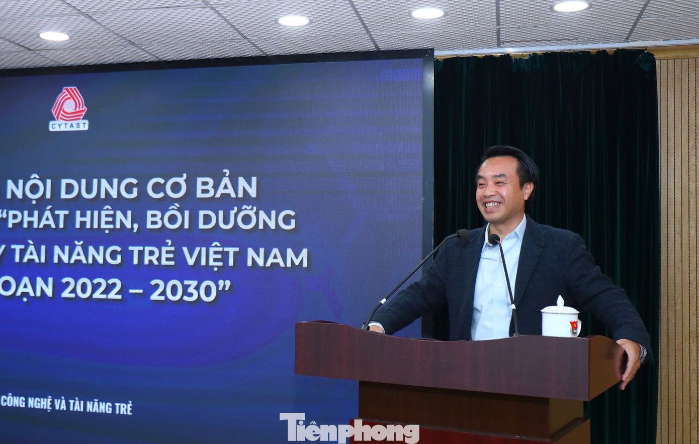 Anh Nguyễn Thiên Tú – Giám đốc Trung tâm phát triển Khoa học, Công nghệ và Tài năng trẻ trao đổi tại chương trình tập huấn Anh Nguyễn Thiên Tú – Giám đốc Trung tâm phát triển Khoa học, Công nghệ và Tài năng trẻ trao đổi tại chương trình tập huấn