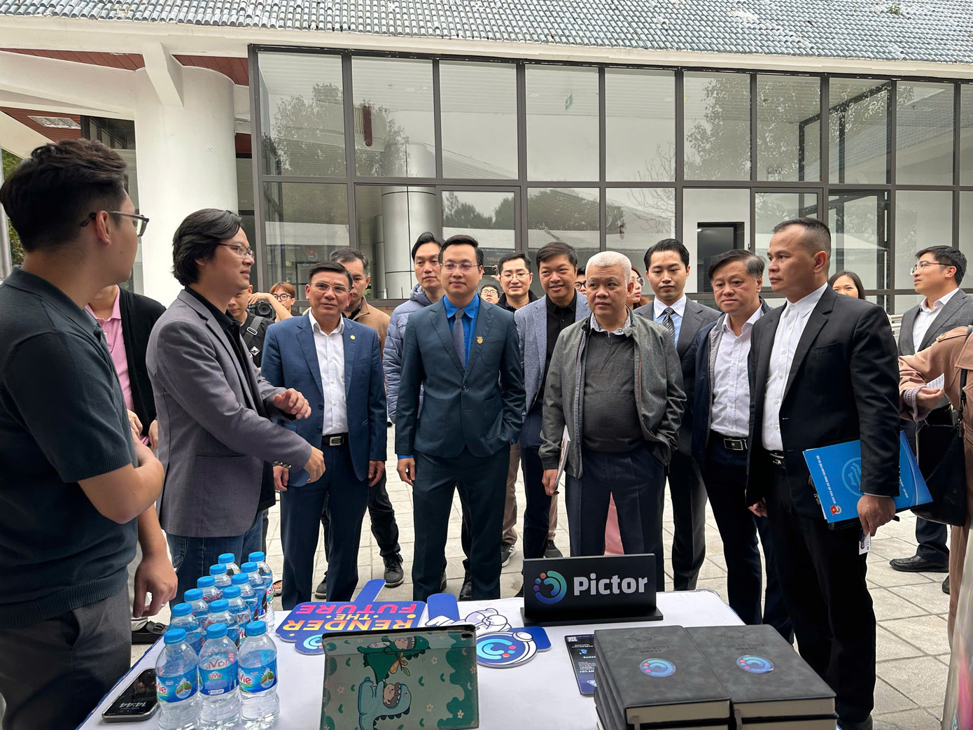 Ban giám khảo và Ban tổ chức tham quan, tìm hiểu các dự án tranh tài tại vòng chung kết.