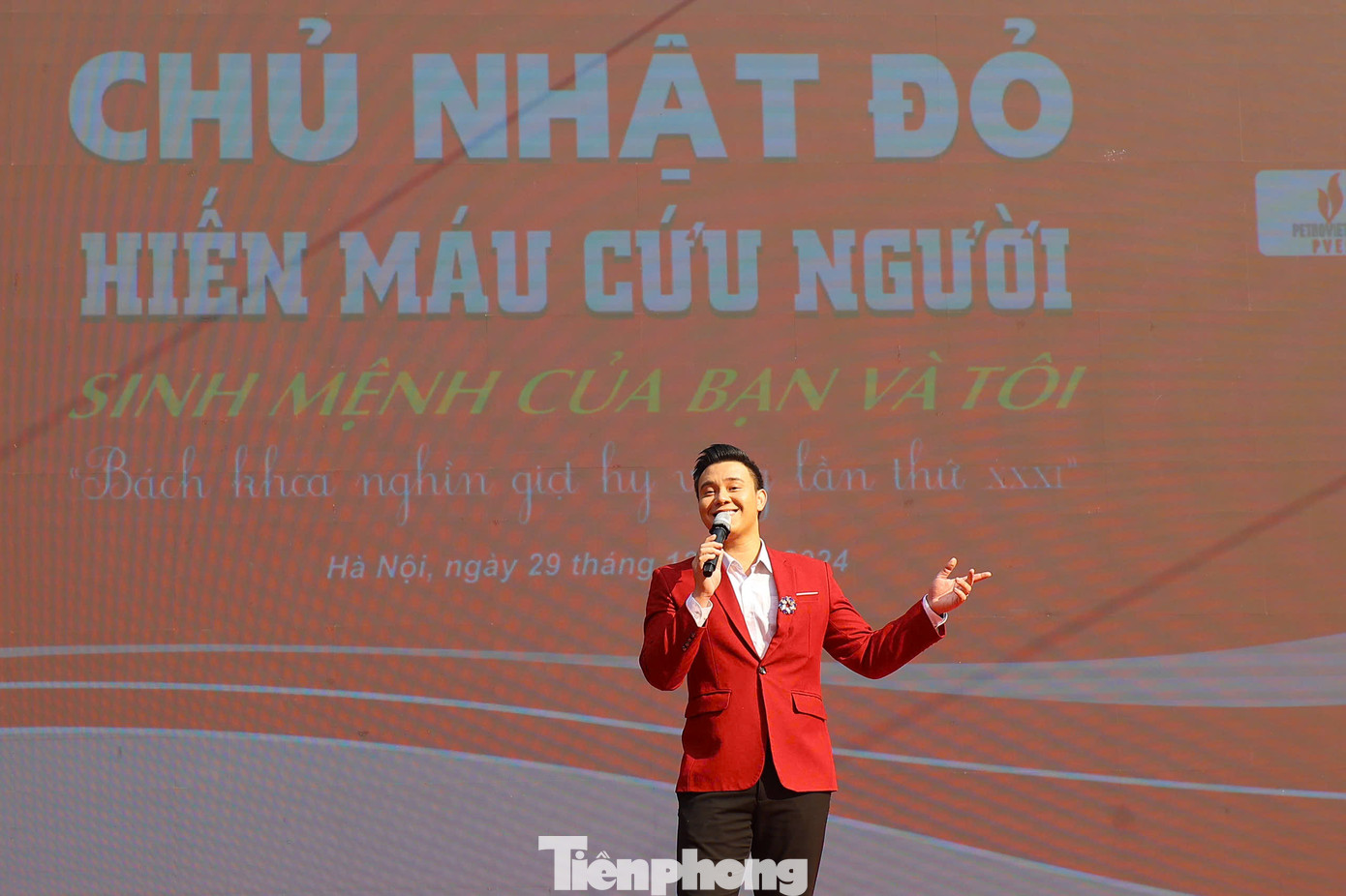 Ca sĩ Đông Hùng là người nhà của Chủ Nhật Đỏ, từng nhiều lần vừa hiến máu vừa hiến giọng hát.