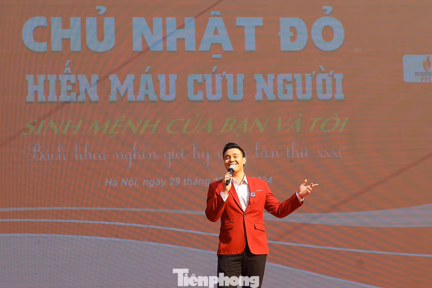 Ca sĩ Đông Hùng là người nhà của Chủ Nhật Đỏ, từng nhiều lần vừa hiến máu vừa hiến giọng hát.