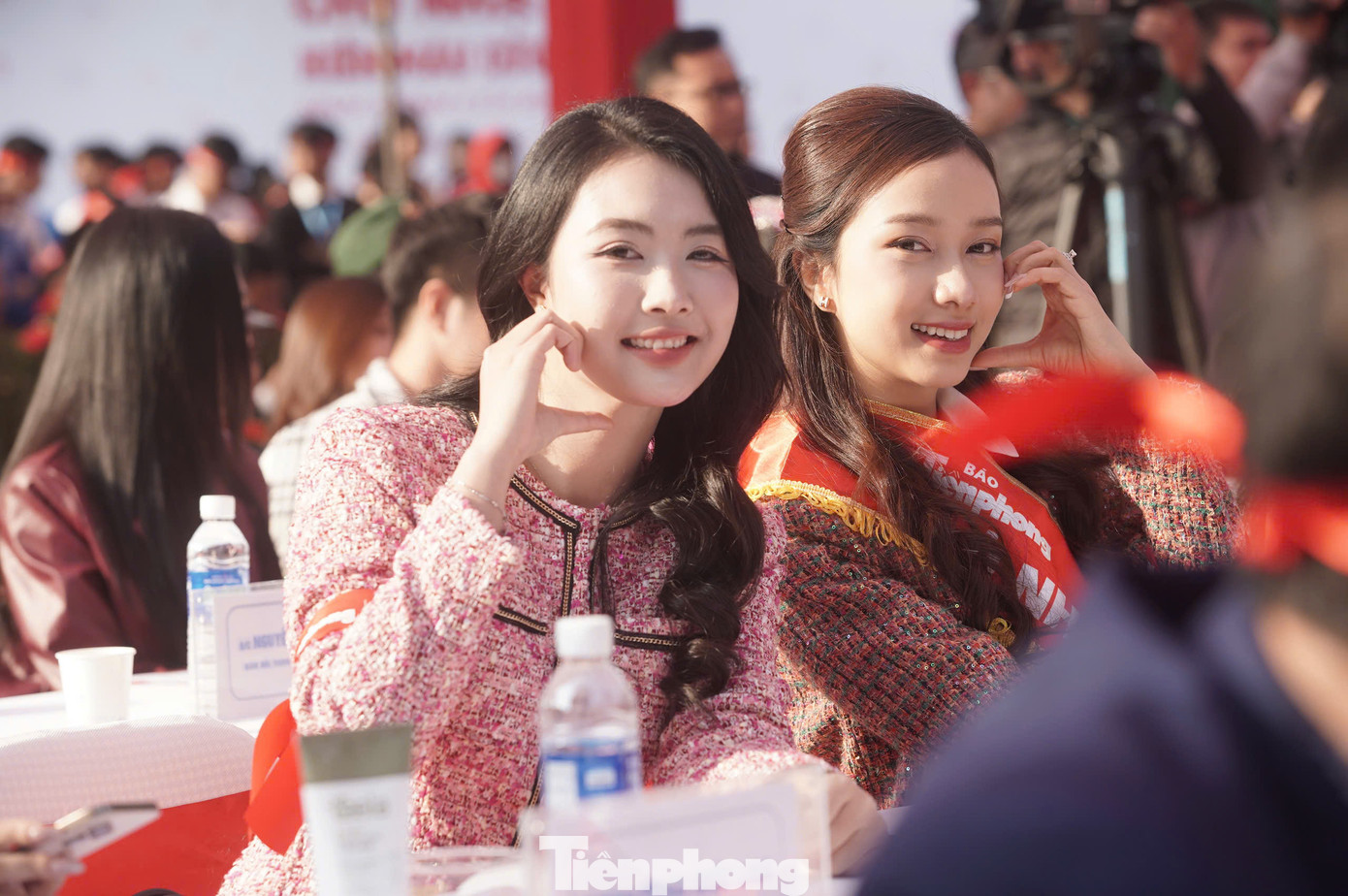 Người đẹp Nguyễn Thị Thanh Tâm và Người đẹp Nhân ái Hoa hậu Việt Nam năm 2022 Nguyễn Ngọc Mai bị cuốn vào bầu không khí sôi nổi của tuổi trẻ trong Chủ Nhật Đỏ. Người đẹp Nguyễn Thị Thanh Tâm và Người đẹp Nhân ái Hoa hậu Việt Nam năm 2022 Nguyễn Ngọc Mai bị cuốn vào bầu không khí sôi nổi của tuổi trẻ trong Chủ Nhật Đỏ.