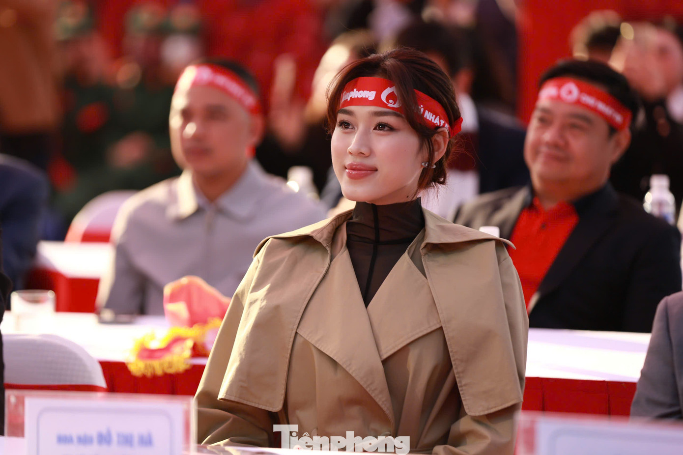 Hoa hậu Đỗ Thị Hà đồng hành nhiều năm với chương trình hiến máu Chủ Nhật Đỏ do báo Tiền Phong khởi xướng, tổ chức. Nàng hậu không ít lần chìa cánh tay để trao đi những giọt máu yêu thương. Đỗ Thị Hà cũng là một trong những hoa hậu xông pha vào những điểm khó như dịch bệnh, lũ lụt để cùng báo Tiền Phong trao quà cho bà con. Hoa hậu Đỗ Thị Hà đồng hành nhiều năm với chương trình hiến máu Chủ Nhật Đỏ do báo Tiền Phong khởi xướng, tổ chức. Nàng hậu không ít lần chìa cánh tay để trao đi những giọt máu yêu thương. Đỗ Thị Hà cũng là một trong những hoa hậu xông pha vào những điểm khó như dịch bệnh, lũ lụt để cùng báo Tiền Phong trao quà cho bà con.