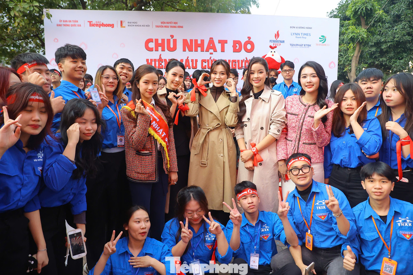 Hoa hậu Đỗ Thị Hà và các á hậu, người đẹp chụp ảnh cùng sinh viên tại chương trình Chủ Nhật Đỏ. Dàn hoa hậu, á hậu và người đẹp đã hâm nóng không khí cổ vũ Chủ Nhật Đỏ tại sân Đại học Bách khoa Hà Nội, tiếp thêm năng lượng cho các tình nguyện viên hiến máu. Hoa hậu Đỗ Thị Hà và các á hậu, người đẹp chụp ảnh cùng sinh viên tại chương trình Chủ Nhật Đỏ. Dàn hoa hậu, á hậu và người đẹp đã hâm nóng không khí cổ vũ Chủ Nhật Đỏ tại sân Đại học Bách khoa Hà Nội, tiếp thêm năng lượng cho các tình nguyện viên hiến máu.