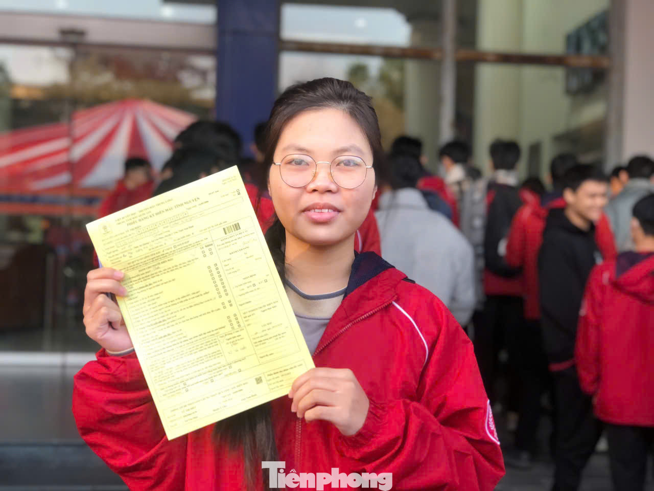 Bạn Vũ Thị Hiền hào hứng chia tờ giấy đăng ký hiến máu của mình Bạn Vũ Thị Hiền hào hứng chia tờ giấy đăng ký hiến máu của mình