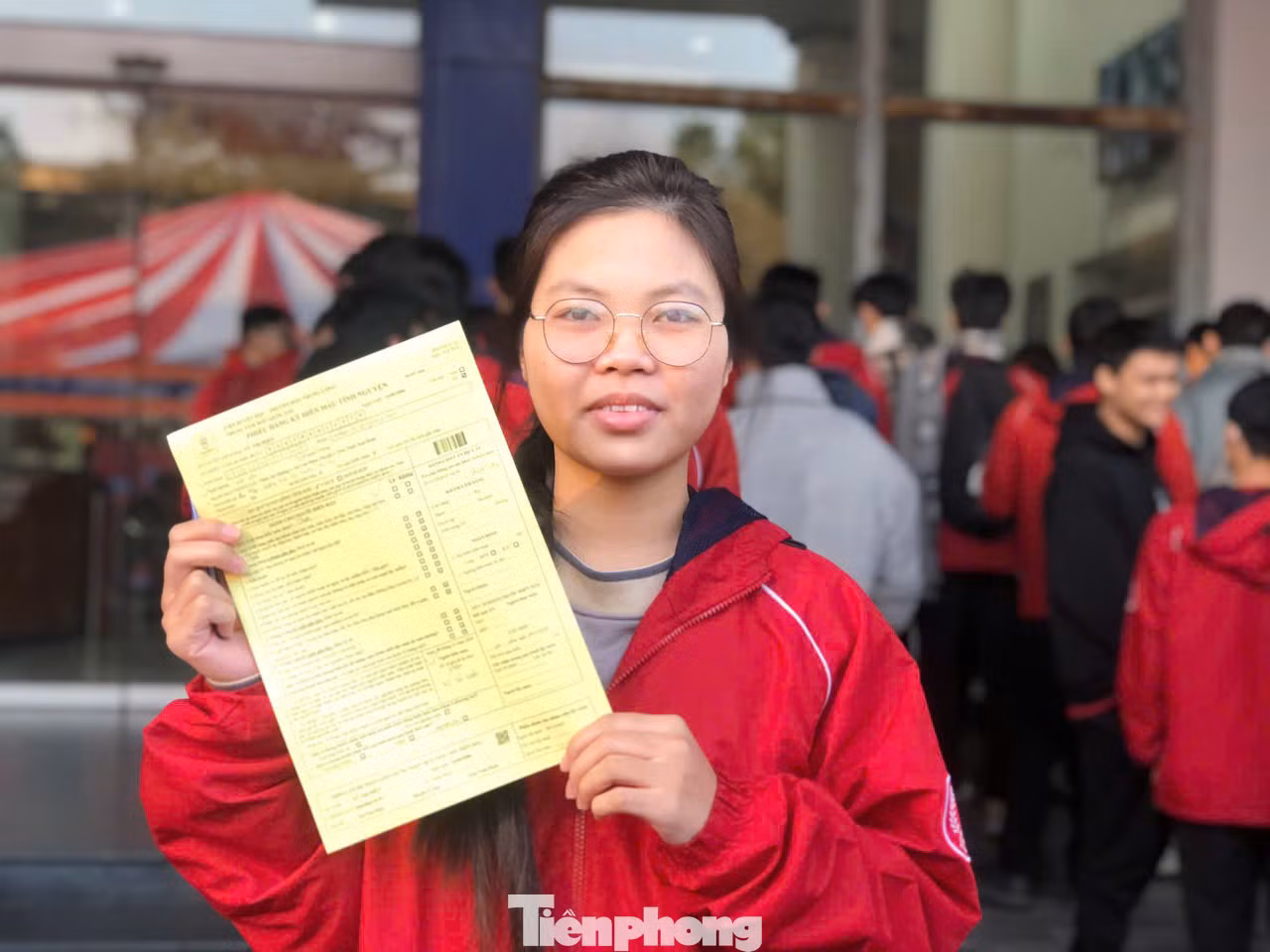 Bạn Vũ Thị Hiền hào hứng chia tờ giấy đăng ký hiến máu của mình Bạn Vũ Thị Hiền hào hứng chia tờ giấy đăng ký hiến máu của mình