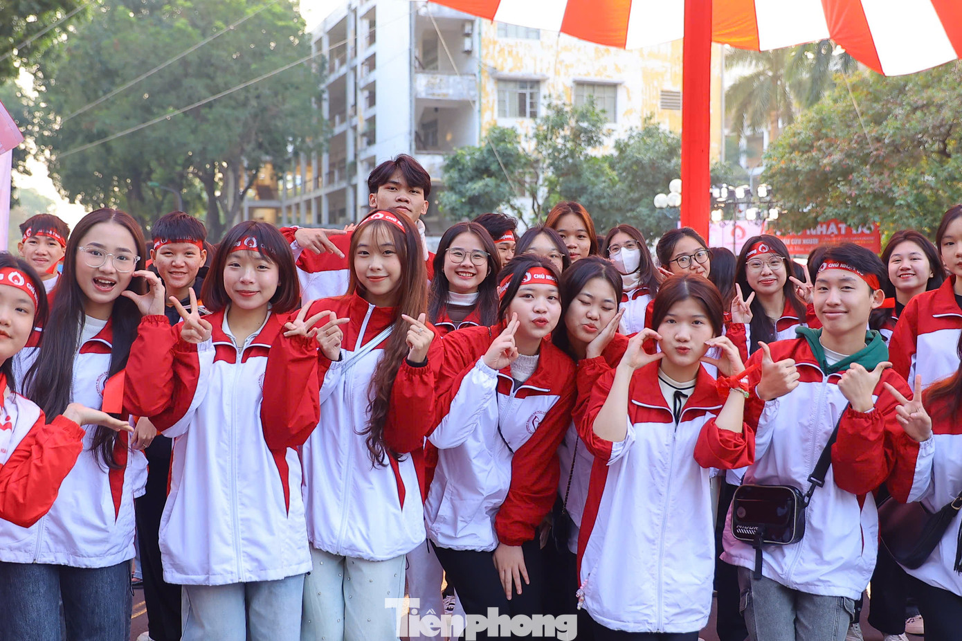 Các bạn sinh viên hào hứng chào đón Chủ Nhật Đỏ lần thứ 17. Các bạn sinh viên hào hứng chào đón Chủ Nhật Đỏ lần thứ 17.