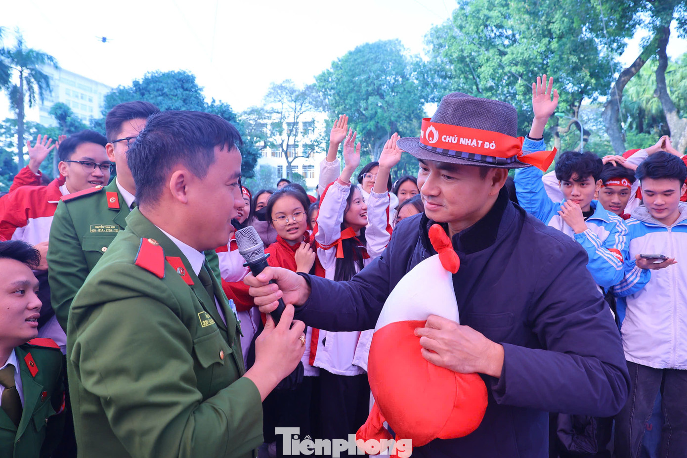 NSND Xuân Bắc giao lưu với sinh viên tại chương trình Chủ Nhật Đỏ lần thứ 17.