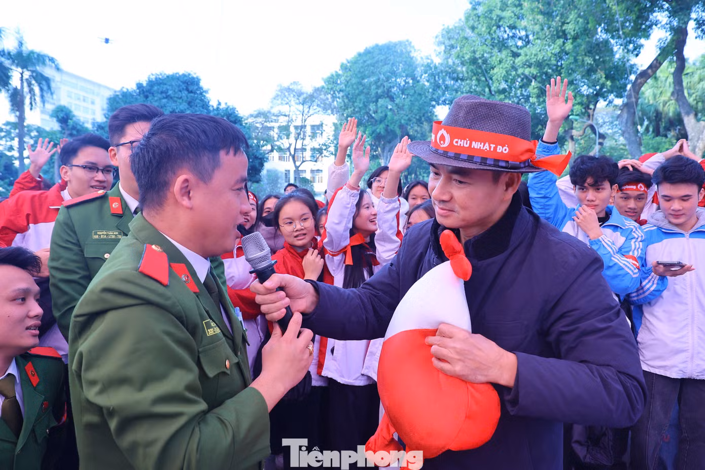 NSND Xuân Bắc giao lưu với sinh viên tại chương trình Chủ Nhật Đỏ lần thứ 17.