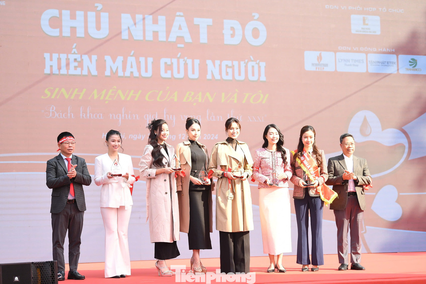 Hoa hậu Đỗ Thị Hà cùng các á hậu, người đẹp nhận Kỷ niệm chương từ Ban tổ chức vì những đóng góp cho chương trình Chủ Nhật Đỏ. Hoa hậu Đỗ Thị Hà cùng các á hậu, người đẹp nhận Kỷ niệm chương từ Ban tổ chức vì những đóng góp cho chương trình Chủ Nhật Đỏ.