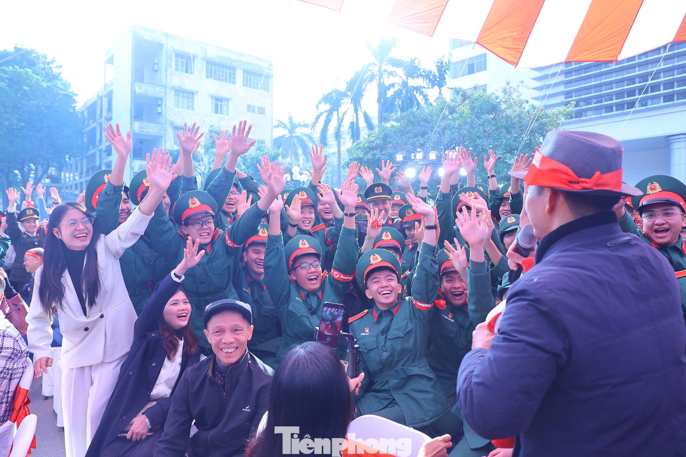 NSND Xuân Bắc giao lưu với sinh viên tại chương trình Chủ Nhật Đỏ lần thứ 17.