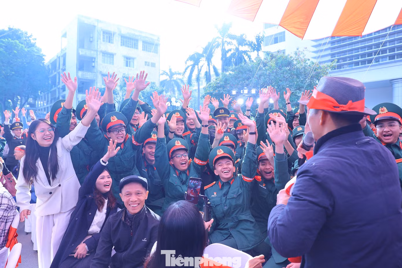 NSND Xuân Bắc giao lưu với sinh viên tại chương trình Chủ Nhật Đỏ lần thứ 17.
