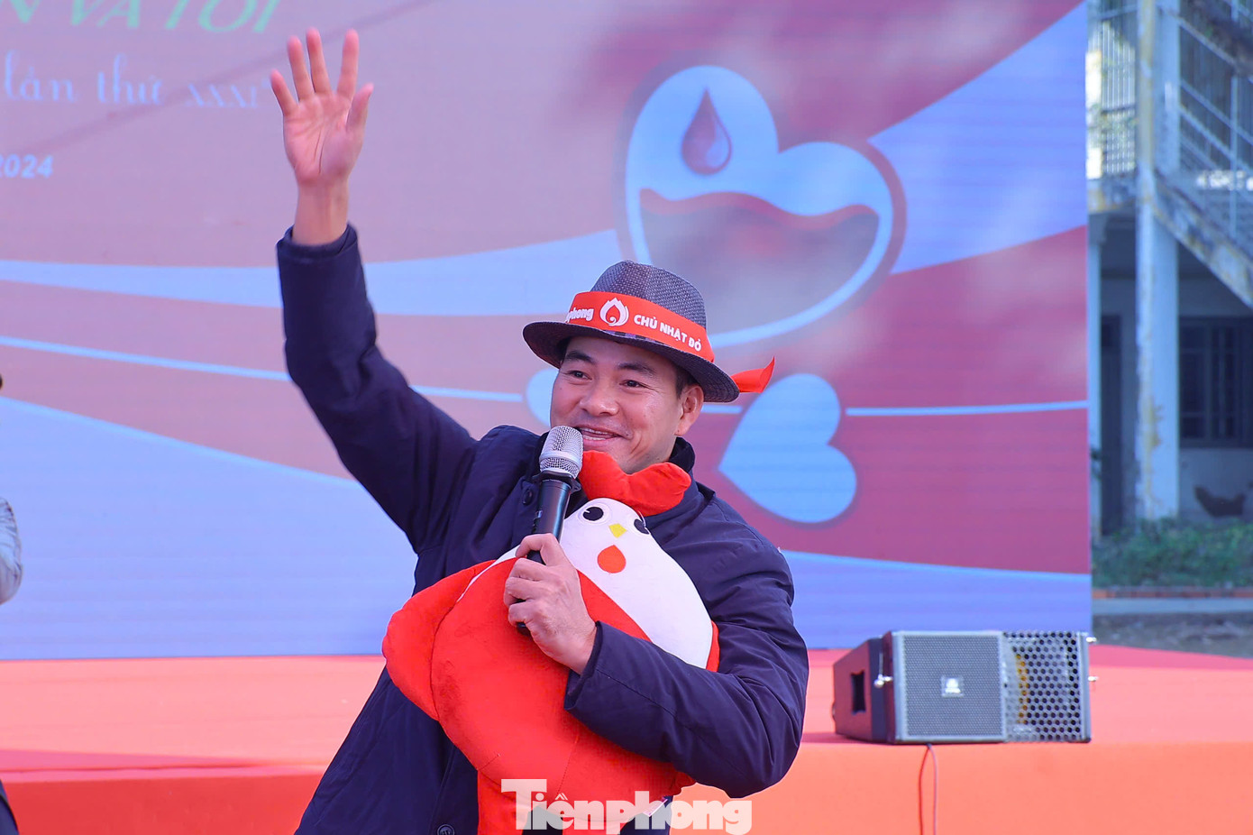 NSND Xuân Bắc - Cục trưởng Cục Nghệ thuật biểu diễn, mang đến không khí vui tươi, bùng nổ tại chương trình Chủ Nhật Đỏ lần thứ 17 - năm 2025.