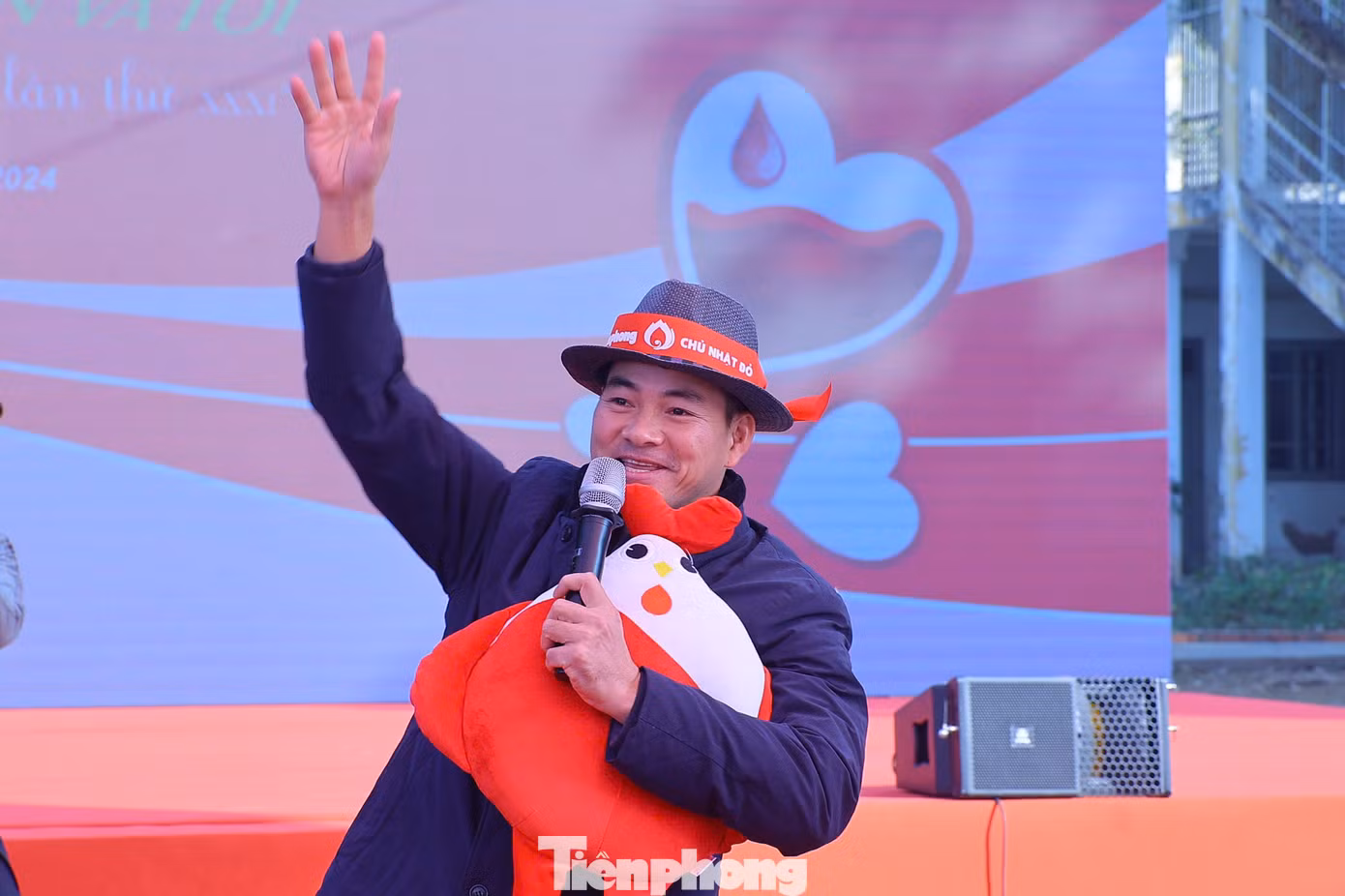 NSND Xuân Bắc - Cục trưởng Cục Nghệ thuật biểu diễn, mang đến không khí vui tươi, bùng nổ tại chương trình Chủ Nhật Đỏ lần thứ 17 - năm 2025.
