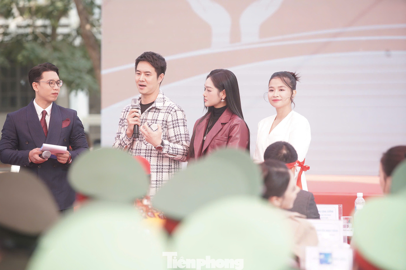 Nữ diễn viên Cù Thị Trà và nam diễn viên Phùng Đức Hiếu chia sẻ tại chương trình Chủ Nhật Đỏ.