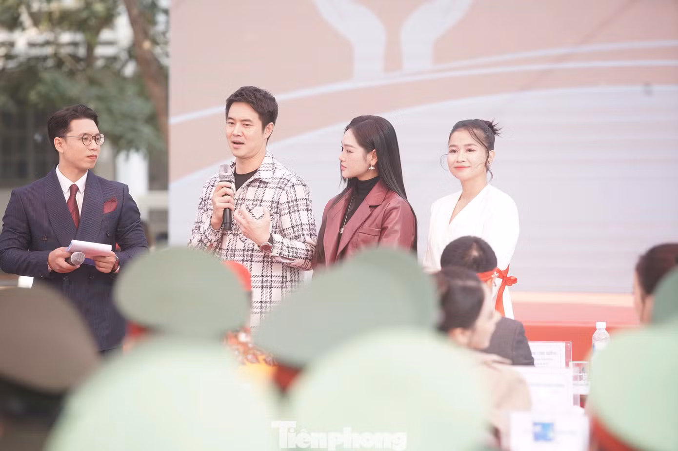 Nữ diễn viên Cù Thị Trà và nam diễn viên Phùng Đức Hiếu chia sẻ tại chương trình Chủ Nhật Đỏ.