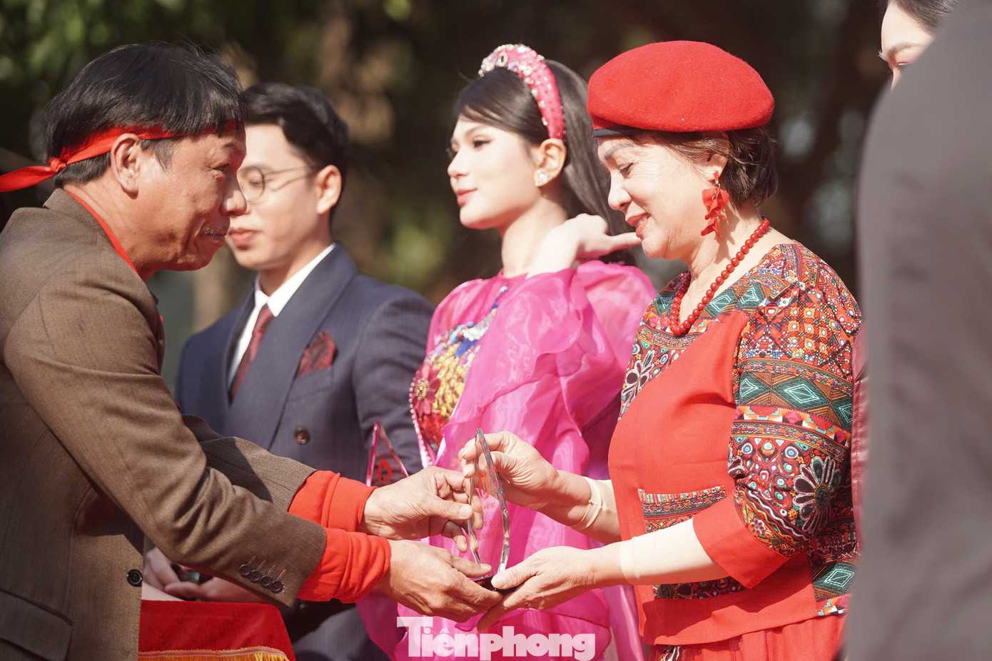 Nhà báo Lê Minh Toản - Phó Tổng Biên tập báo Tiền Phong trao Kỷ niệm chương tặng NSND Hương Dung có đóng góp tích cực cho Lễ phát động chương trình Chủ Nhật Đỏ lần thứ 17 - năm 2025.