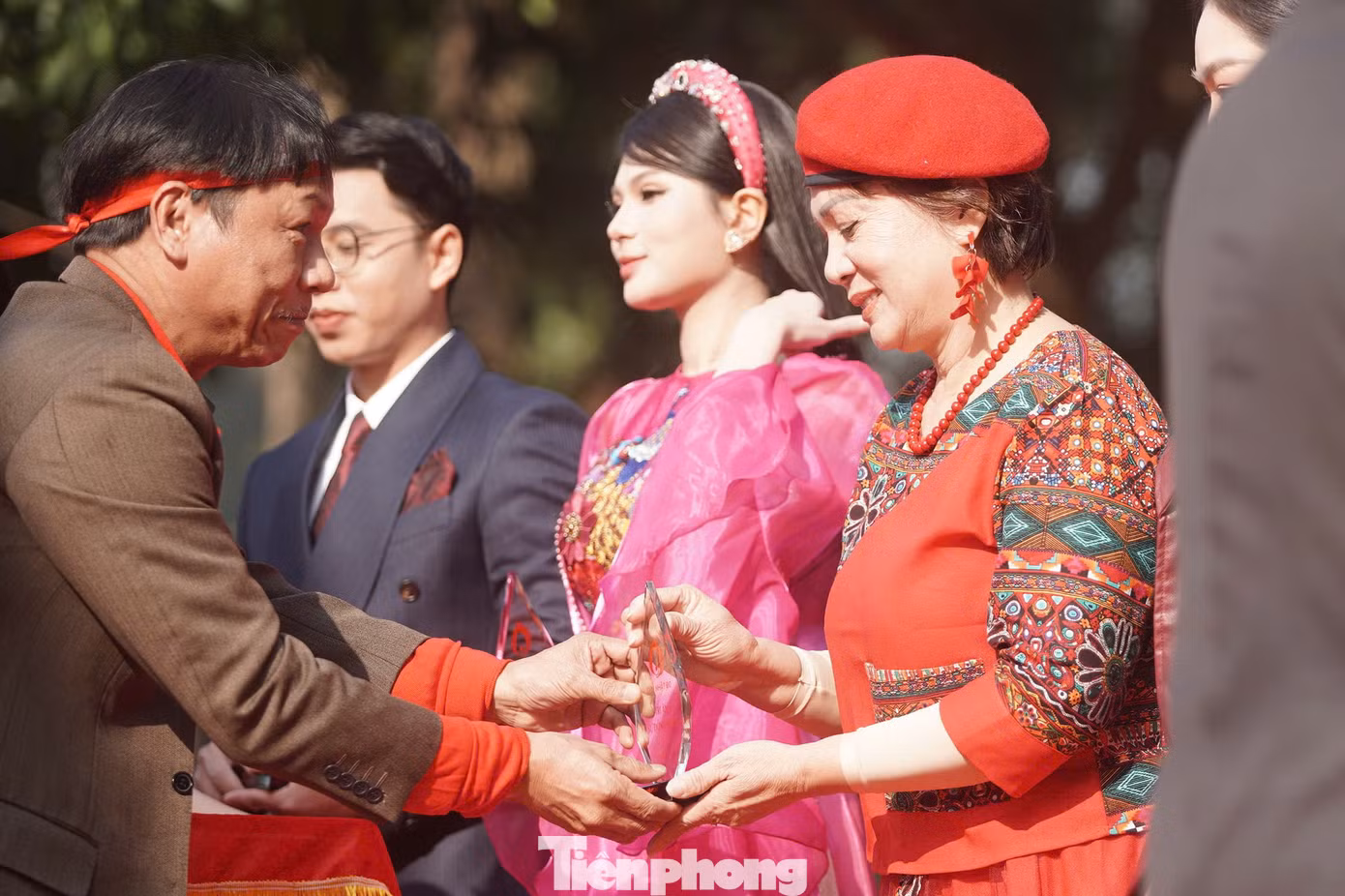 Nhà báo Lê Minh Toản - Phó Tổng Biên tập báo Tiền Phong trao Kỷ niệm chương tặng NSND Hương Dung có đóng góp tích cực cho Lễ phát động chương trình Chủ Nhật Đỏ lần thứ 17 - năm 2025.