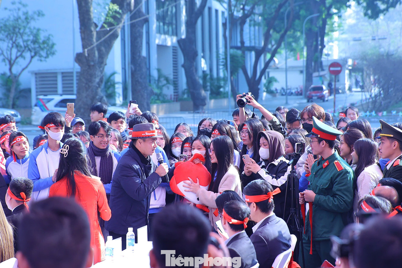 NSND Xuân Bắc giao lưu với sinh viên tại chương trình Chủ Nhật Đỏ lần thứ 17.