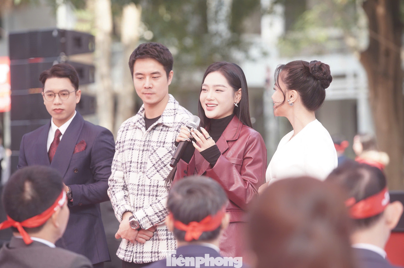 Nữ diễn viên Cù Thị Trà và nam diễn viên Phùng Đức Hiếu chia sẻ tại chương trình Chủ Nhật Đỏ.