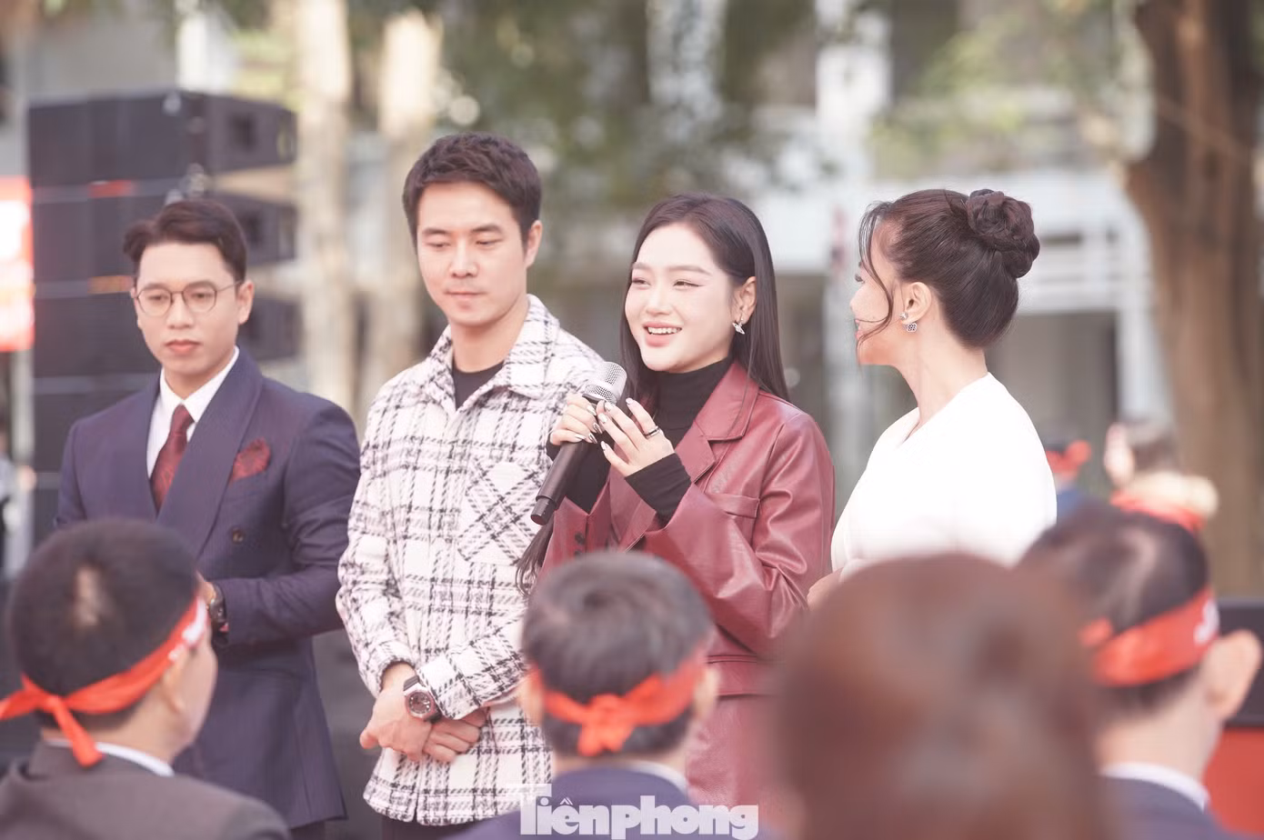 Nữ diễn viên Cù Thị Trà và nam diễn viên Phùng Đức Hiếu chia sẻ tại chương trình Chủ Nhật Đỏ.