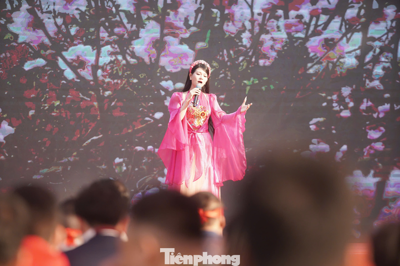 Ca sĩ Thu An lần đầu biểu diễn tại Chủ Nhật Đỏ.