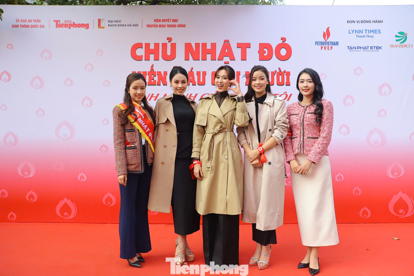 Hoa hậu Đỗ Thị Hà (ở giữa) cùng dàn á hậu, người đẹp tham gia lễ phát động Chủ Nhật Đỏ lần thứ 17 - năm 2025. Hoa hậu Đỗ Thị Hà (ở giữa) cùng dàn á hậu, người đẹp tham gia lễ phát động Chủ Nhật Đỏ lần thứ 17 - năm 2025.