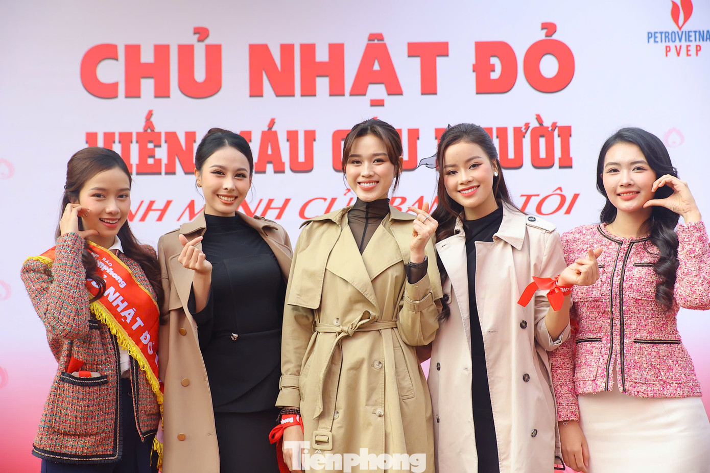 Hoa hậu Đỗ Thị Hà (ở giữa) cùng dàn á hậu, người đẹp tham gia lễ phát động Chủ Nhật Đỏ lần thứ 17 - năm 2025. Hoa hậu Đỗ Thị Hà (ở giữa) cùng dàn á hậu, người đẹp tham gia lễ phát động Chủ Nhật Đỏ lần thứ 17 - năm 2025.