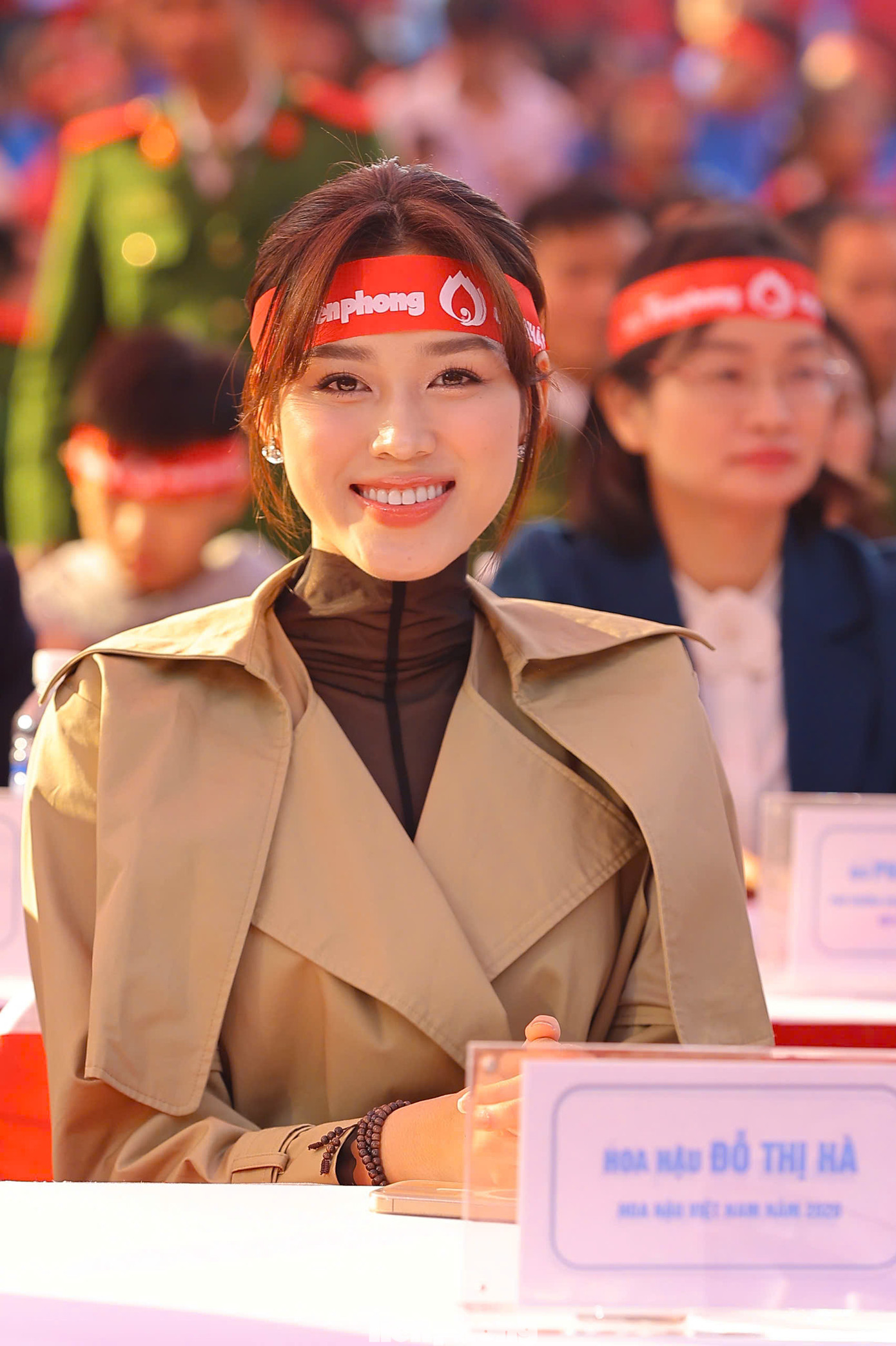 Hoa hậu Đỗ Thị Hà đồng hành nhiều năm với chương trình hiến máu Chủ Nhật Đỏ do báo Tiền Phong khởi xướng, tổ chức. Nàng hậu không ít lần chìa cánh tay để trao đi những giọt máu yêu thương. Đỗ Thị Hà cũng là một trong những hoa hậu xông pha vào những điểm khó như dịch bệnh, lũ lụt để cùng báo Tiền Phong trao quà cho bà con. Hoa hậu Đỗ Thị Hà đồng hành nhiều năm với chương trình hiến máu Chủ Nhật Đỏ do báo Tiền Phong khởi xướng, tổ chức. Nàng hậu không ít lần chìa cánh tay để trao đi những giọt máu yêu thương. Đỗ Thị Hà cũng là một trong những hoa hậu xông pha vào những điểm khó như dịch bệnh, lũ lụt để cùng báo Tiền Phong trao quà cho bà con.