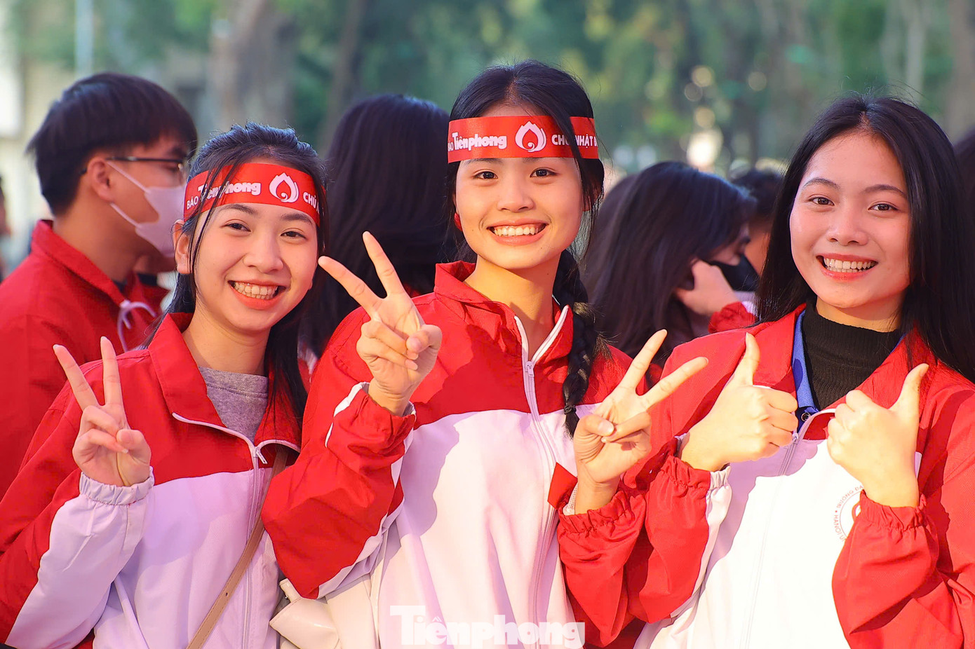 Các bạn sinh viên hào hứng chào đón Chủ Nhật Đỏ lần thứ 17. Các bạn sinh viên hào hứng chào đón Chủ Nhật Đỏ lần thứ 17.