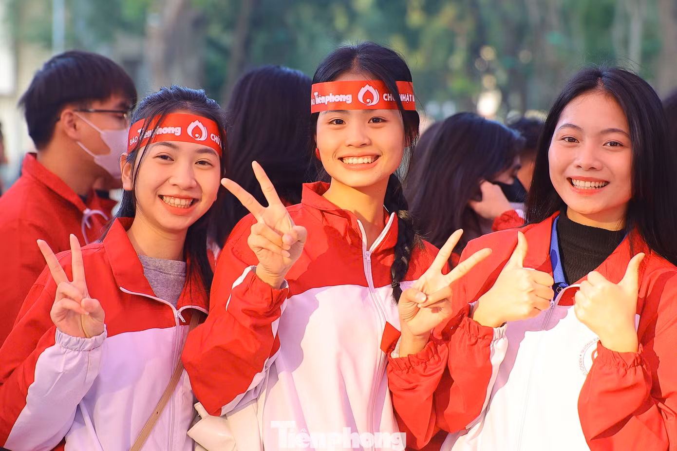 Các bạn sinh viên hào hứng chào đón Chủ Nhật Đỏ lần thứ 17. Các bạn sinh viên hào hứng chào đón Chủ Nhật Đỏ lần thứ 17.