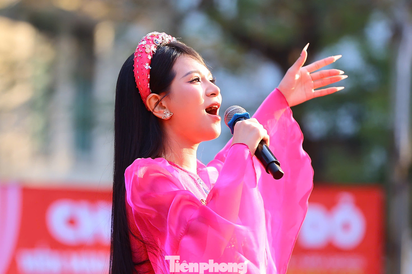 Ca sĩ Thu An lần đầu biểu diễn tại Chủ Nhật Đỏ.