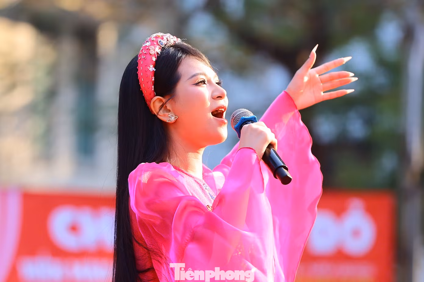 Ca sĩ Thu An lần đầu biểu diễn tại Chủ Nhật Đỏ.