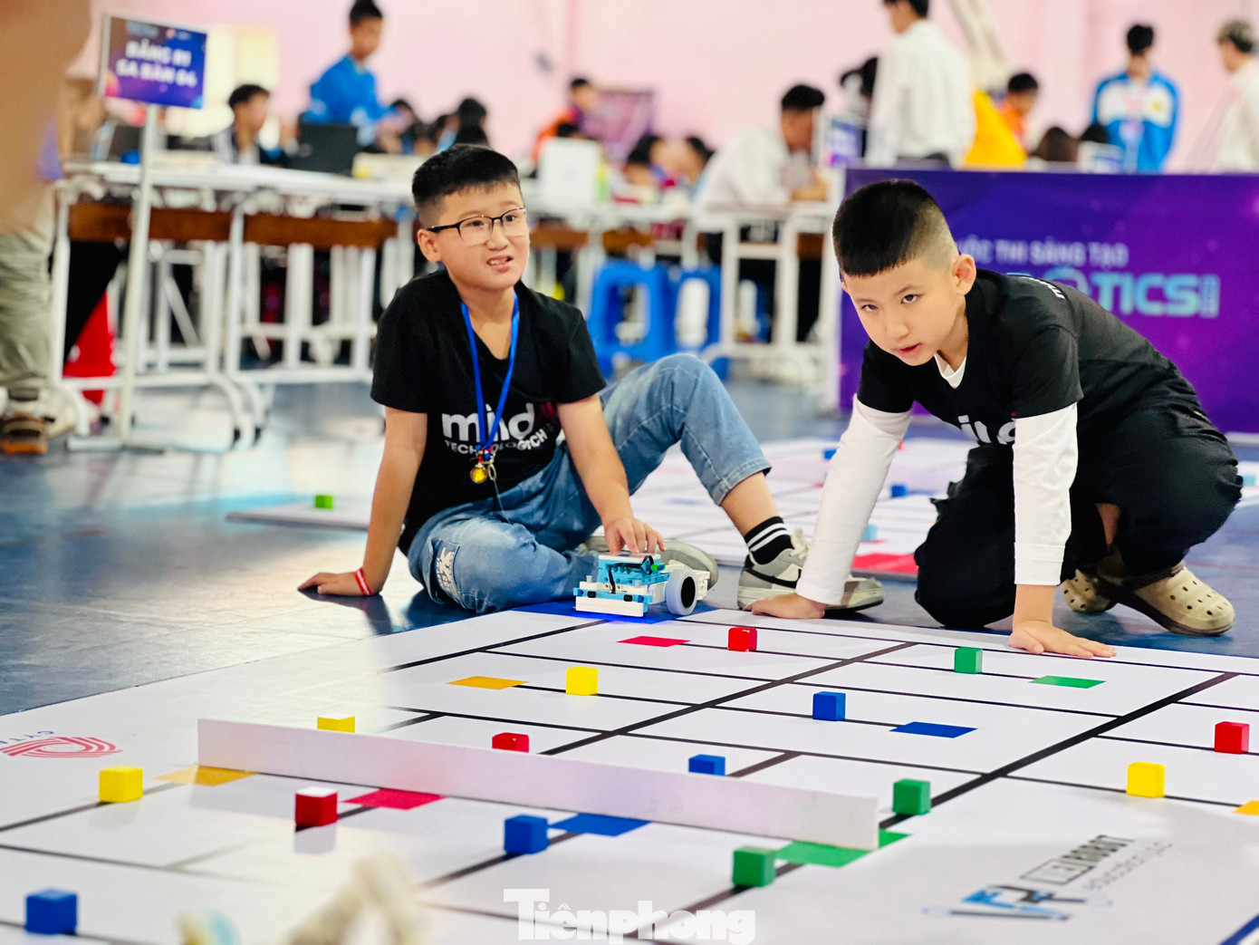 Các đội thi trình diễn sản phẩm sáng tạo robotics tại vòng chung kết toàn quốc.