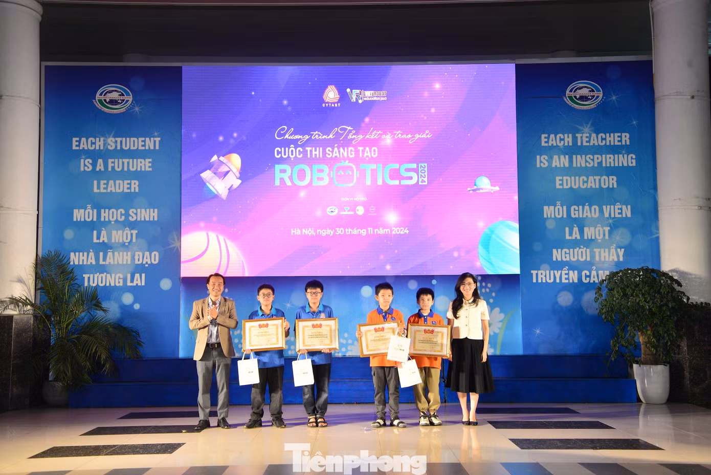 Chị Hồ Hồng Nguyên - Trưởng Ban Thanh niên Trường học Trung ương Đoàn, Phó Chủ tịch thường trực T.Ư Hội SVVN và anh Nguyễn Thiên Tú, Giám đốc Trung tâm Phát triển Khoa học, Công nghệ và Tài năng trẻ trao giải cho các đội thi bảng R1, R2. Chị Hồ Hồng Nguyên - Trưởng Ban Thanh niên Trường học Trung ương Đoàn, Phó Chủ tịch thường trực T.Ư Hội SVVN và anh Nguyễn Thiên Tú, Giám đốc Trung tâm Phát triển Khoa học, Công nghệ và Tài năng trẻ trao giải cho các đội thi bảng R1, R2.