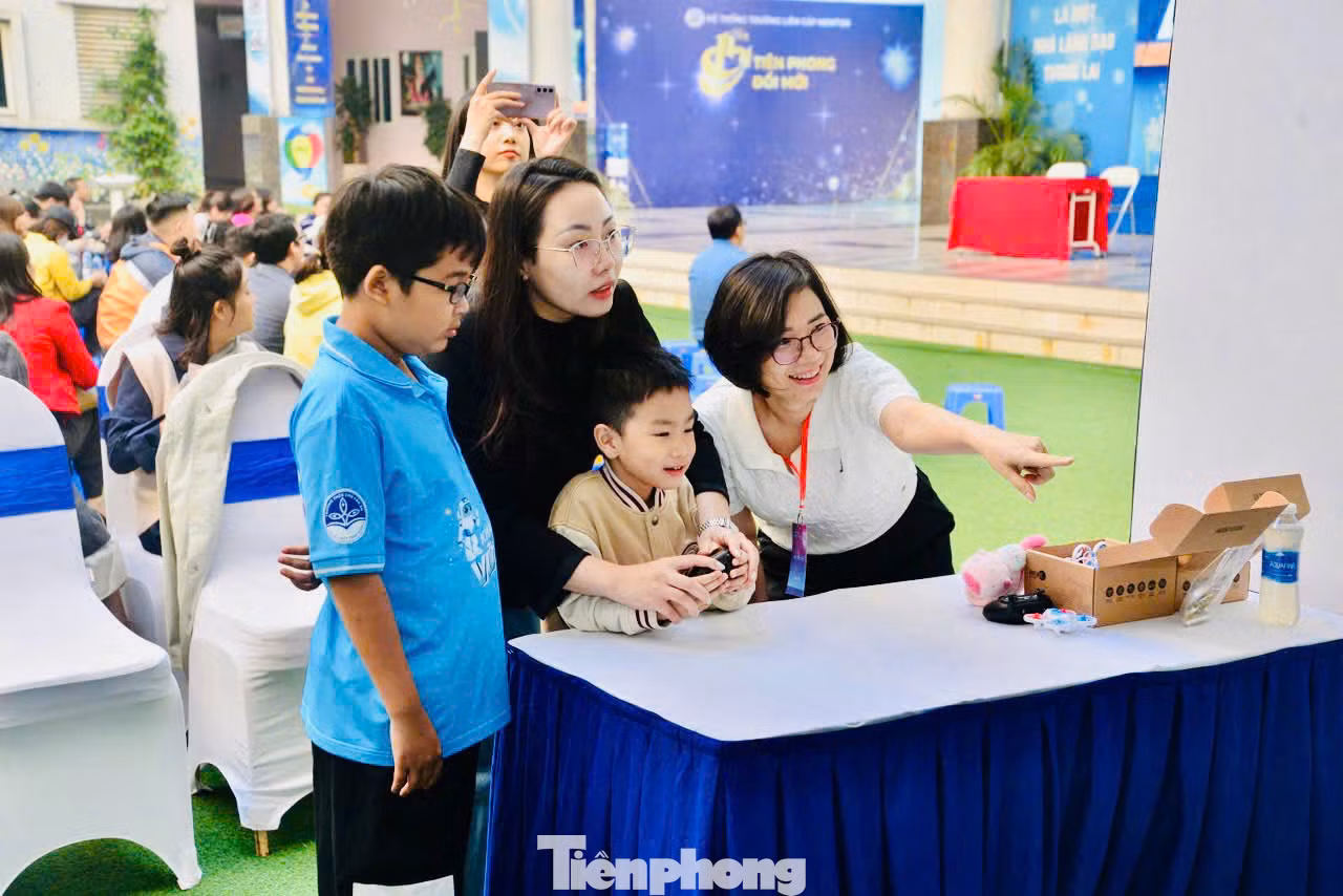 Vòng chung kết Cuộc thi Sáng tạo Robotics 2024 mang lại nhiều cảm xúc bùng nổ cho thí sinh và ban tổ chức. Vòng chung kết Cuộc thi Sáng tạo Robotics 2024 mang lại nhiều cảm xúc bùng nổ cho thí sinh và ban tổ chức.
