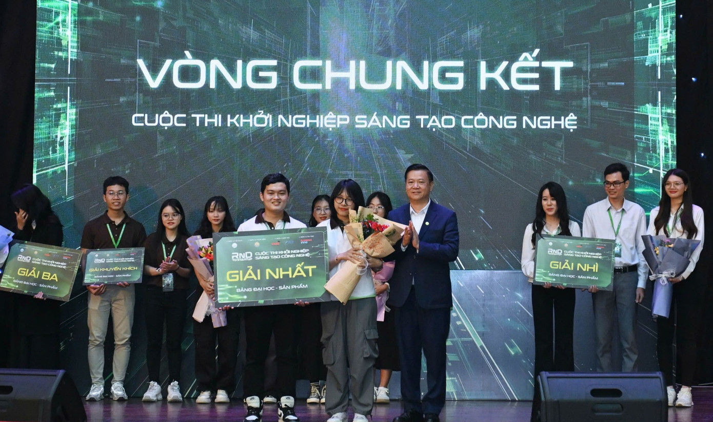 Ban tổ chức trao giải cho các đội thi thuộc bảng đại học - startup đã có sản phẩm. Ban tổ chức trao giải cho các đội thi thuộc bảng đại học - startup đã có sản phẩm.