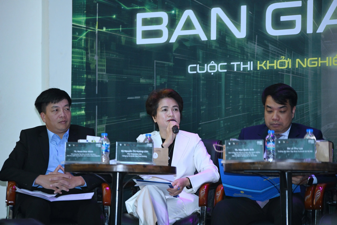 Ban giám khảo đánh giá các dự án tại vòng chung kết. Ban giám khảo đánh giá các dự án tại vòng chung kết.