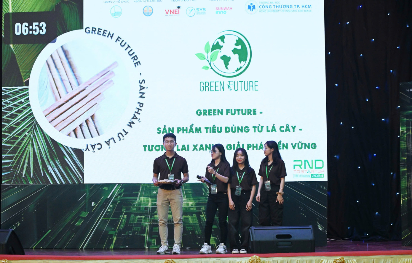 Các đội thuyết trình sản phẩm tại vòng chung kết. Các đội thuyết trình sản phẩm tại vòng chung kết.