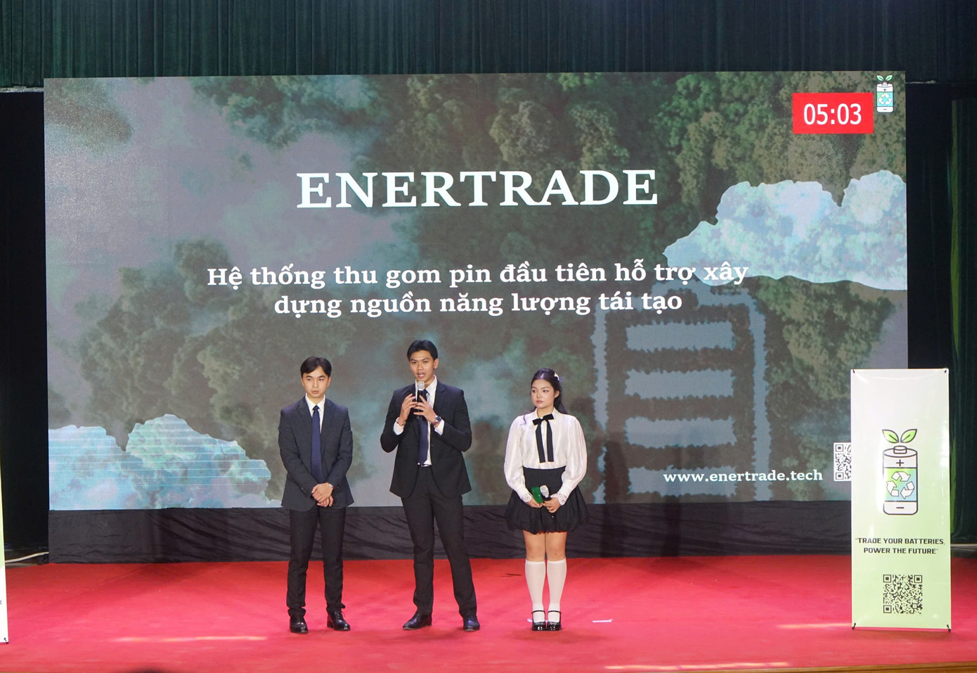 Các đội thi thuyết trình dự án tại vòng chung kết Cuộc thi Thử thách khởi nghiệp Việt toàn cầu lần thứ 7, năm 2024.