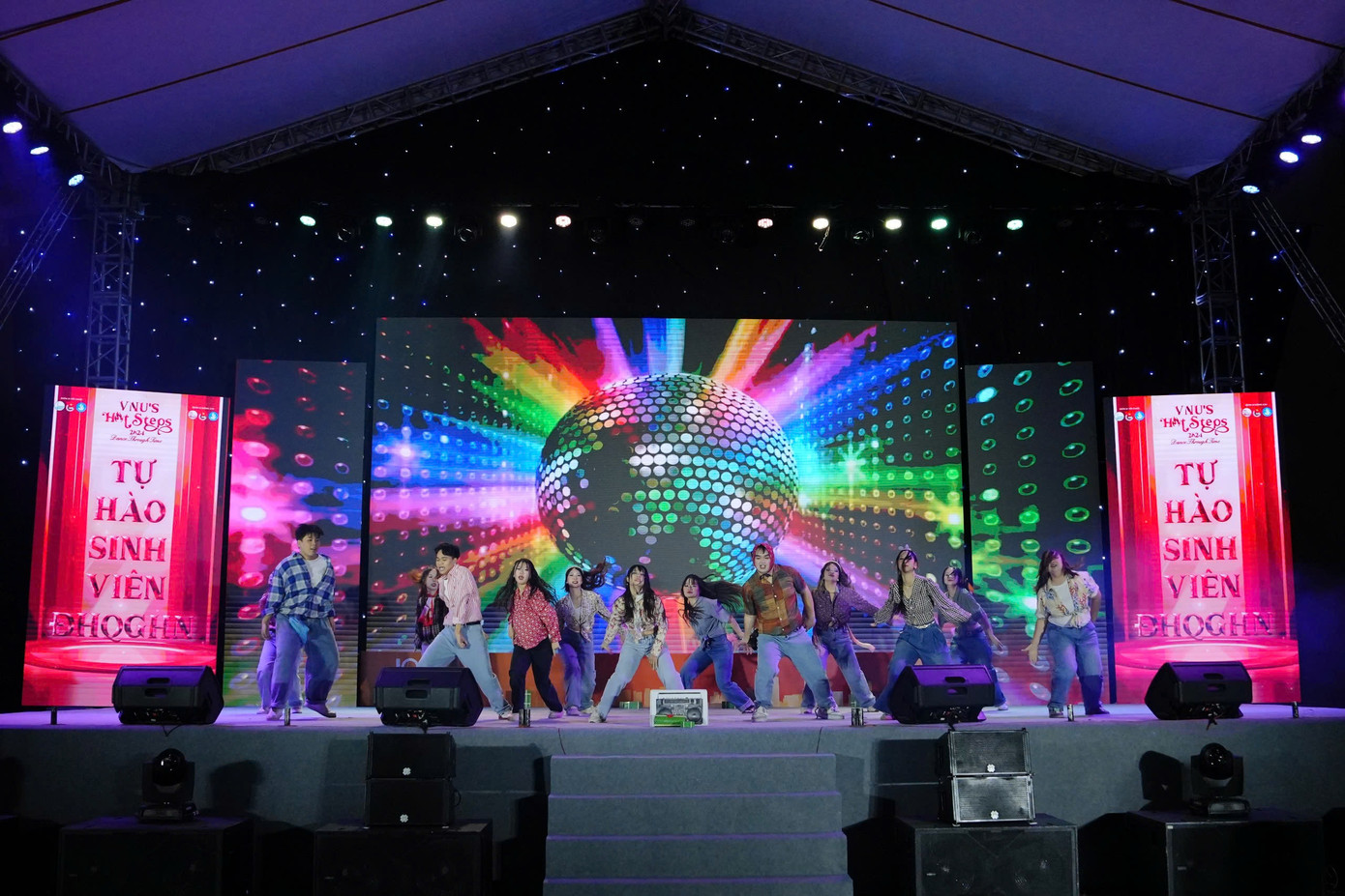 Nhiều đội thi đầu tư công phu, sáng tạo độc đáo kết hợp giữa truyền thống với hiện đại. Nhiều đội thi đầu tư công phu, sáng tạo độc đáo kết hợp giữa truyền thống với hiện đại.