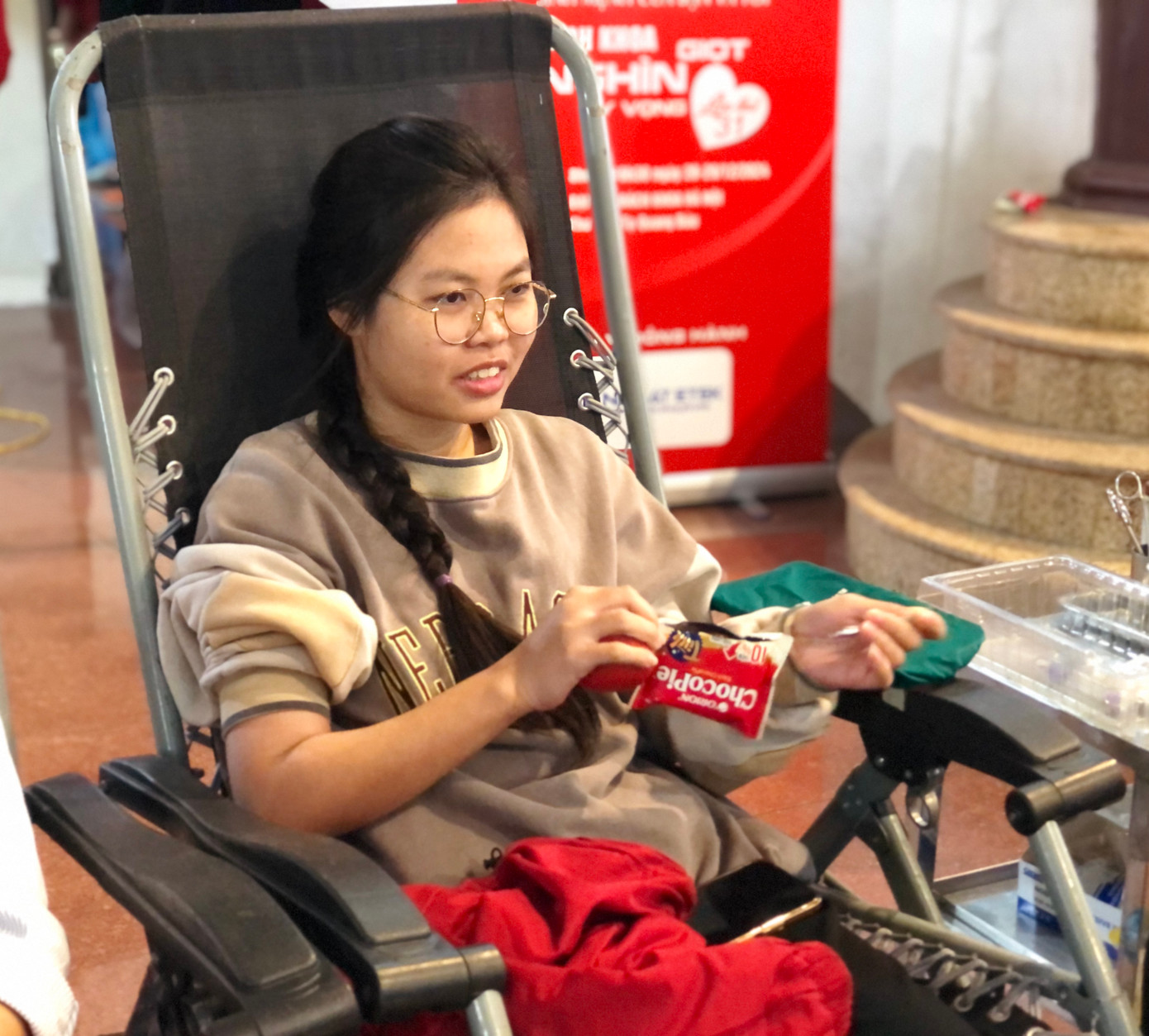 Vũ Thị Hiền ăn thêm bánh "tiếp sức", ngồi nghỉ ngơi tại chỗ để chờ lấy máu. Vũ Thị Hiền ăn thêm bánh "tiếp sức", ngồi nghỉ ngơi tại chỗ để chờ lấy máu.