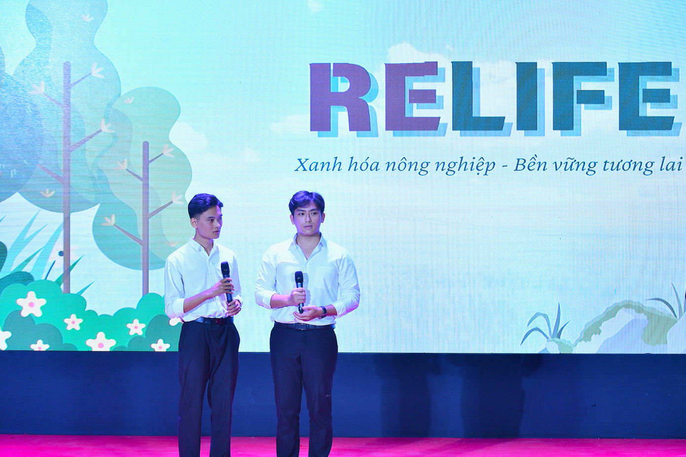 Các đội thuyết minh sản phẩm tại vòng chung kết. Ảnh: Phan Linh Các đội thuyết minh sản phẩm tại vòng chung kết. Ảnh: Phan Linh