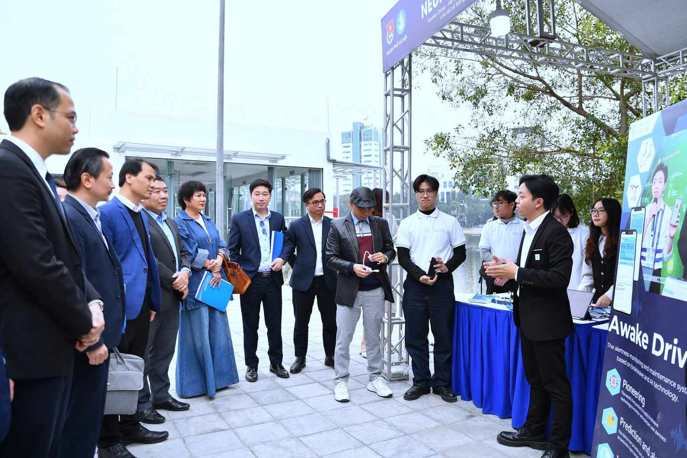 Ban giám khảo và các đại biểu tham quan sản phẩm khởi nghiệp tham dự vòng chung kết “Bệ phóng khởi nghiệp (STARTUP LAUNCHPAD)” lần thứ II, năm 2024. Ảnh: Phan Linh Ban giám khảo và các đại biểu tham quan sản phẩm khởi nghiệp tham dự vòng chung kết “Bệ phóng khởi nghiệp (STARTUP LAUNCHPAD)” lần thứ II, năm 2024. Ảnh: Phan Linh