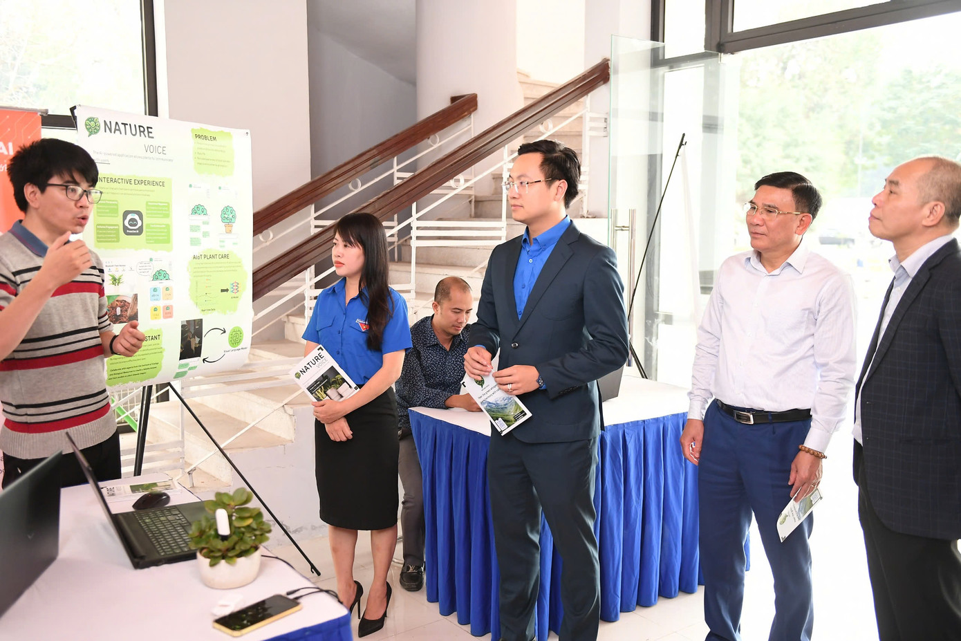 Đội giải Nhất - Nature Voice giới thiệu về dự án ứng dụng thông minh kết hợp trí tuệ nhân tạo - AI và Internet vạn vật IoT, cho phép cây cảnh có thể tương tác tự nhiên với con người. Ảnh: Dương Triều Đội giải Nhất - Nature Voice giới thiệu về dự án ứng dụng thông minh kết hợp trí tuệ nhân tạo - AI và Internet vạn vật IoT, cho phép cây cảnh có thể tương tác tự nhiên với con người. Ảnh: Dương Triều