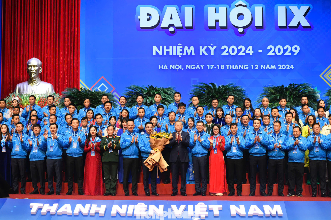 Tổng Bí thư Tô Lâm tặng hoa chúc mừng Ủy ban T.Ư Hội LHTN Việt Nam khóa IX.