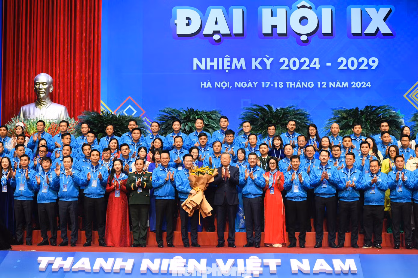Tổng Bí thư Tô Lâm tặng hoa chúc mừng Ủy ban T.Ư Hội LHTN Việt Nam khóa IX.