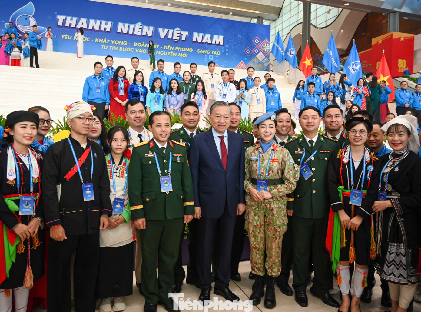 Tổng Bí thư Tô Lâm chụp ảnh cùng các đại biểu Đại hội.