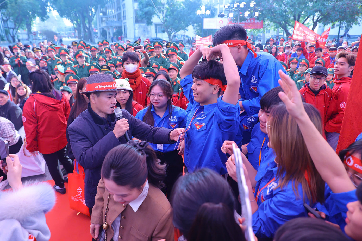 NSND Xuân Bắc giao lưu với sinh viên tại chương trình Chủ Nhật Đỏ lần thứ 17.