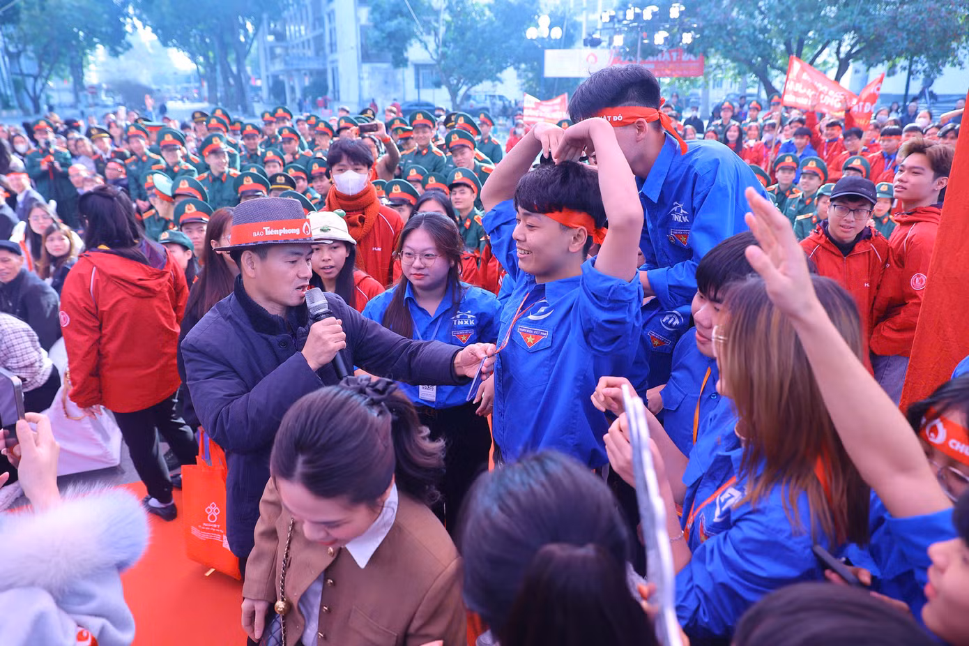 NSND Xuân Bắc giao lưu với sinh viên tại chương trình Chủ Nhật Đỏ lần thứ 17.